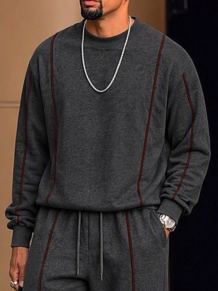 Conjunto athleisure de sudadera y pantalones con líneas en contraste