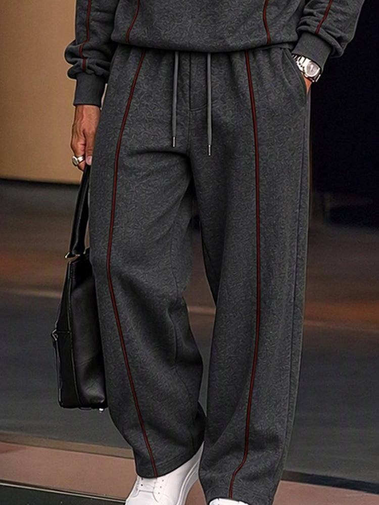 Conjunto athleisure de sudadera y pantalones con líneas en contraste