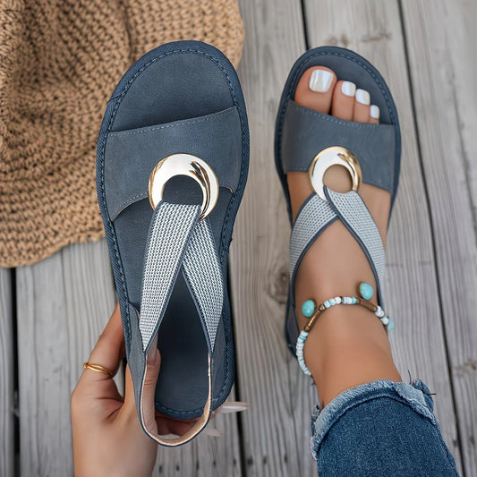 Sandalias planas con hebilla metálica