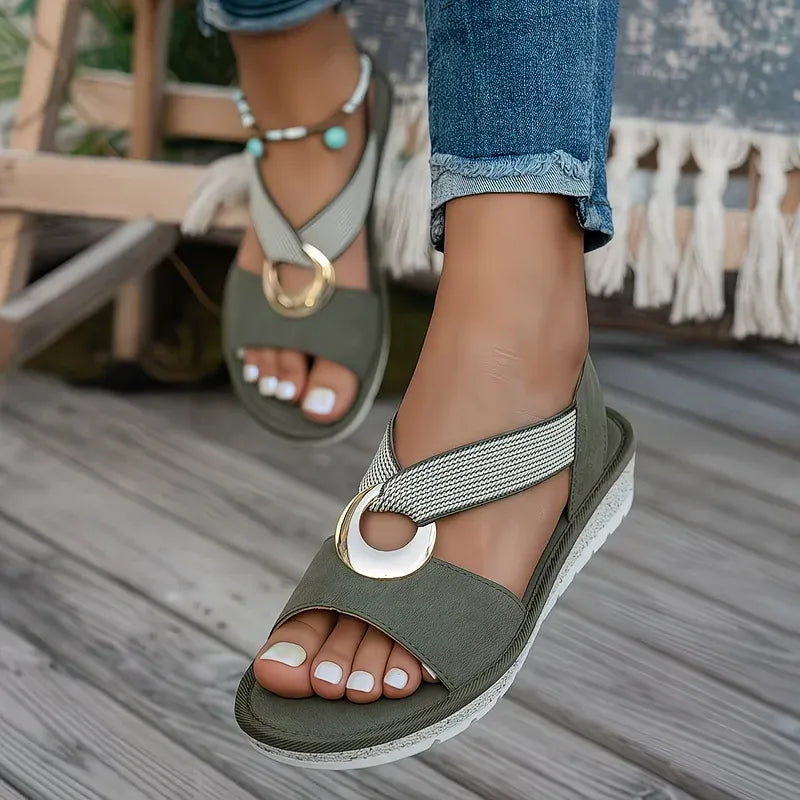 Sandalias planas con hebilla metálica